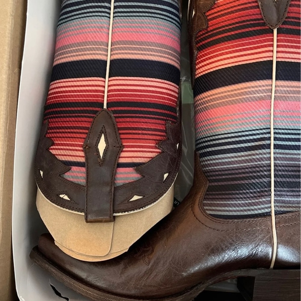 NIB Ariat Wood Bottom Circuit Serape Boots - Picture 2 of 8